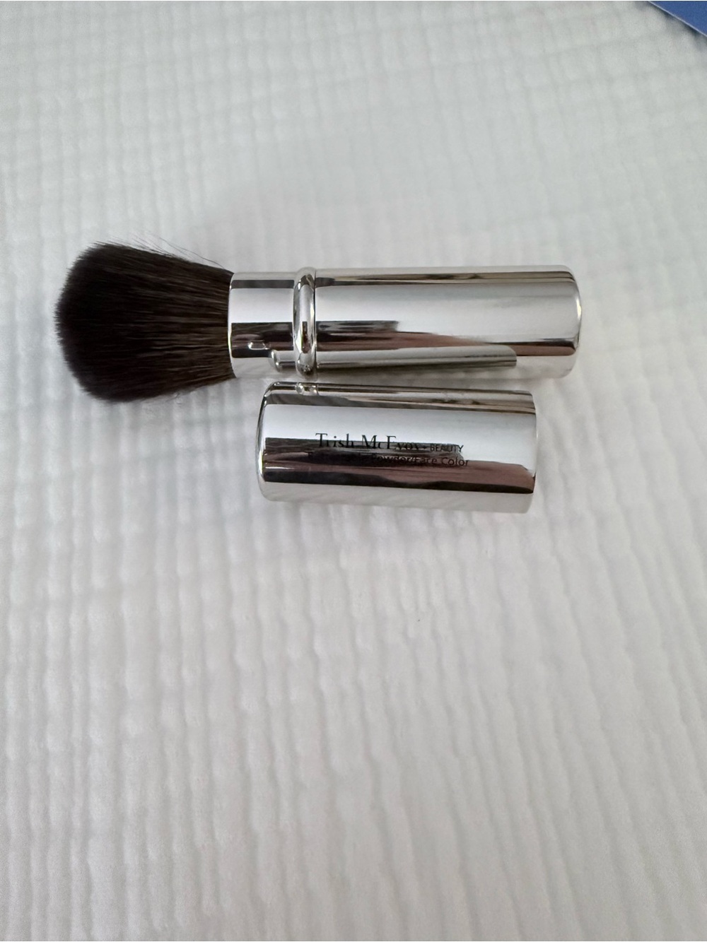 TRISH MCEVOY RETRACTABLE POWDER BRUSH NEW.